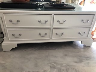 Escritorio de madera con cajones