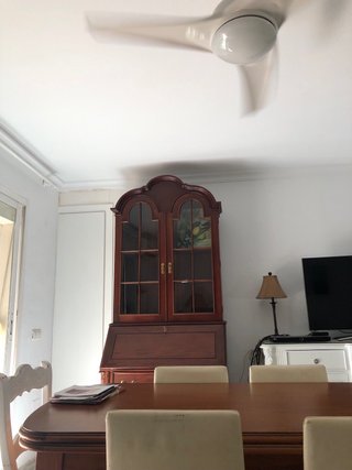 Escritorio de madera con cajones