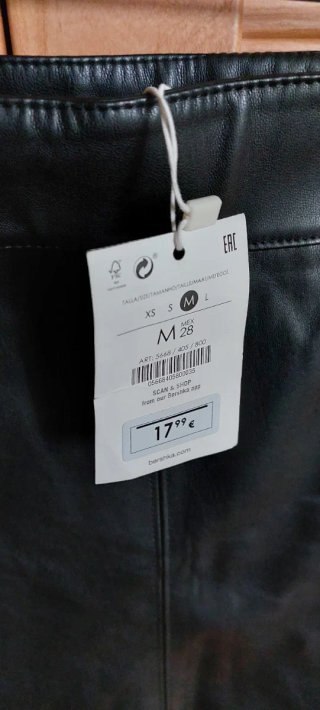 Falda de piel sintética negra