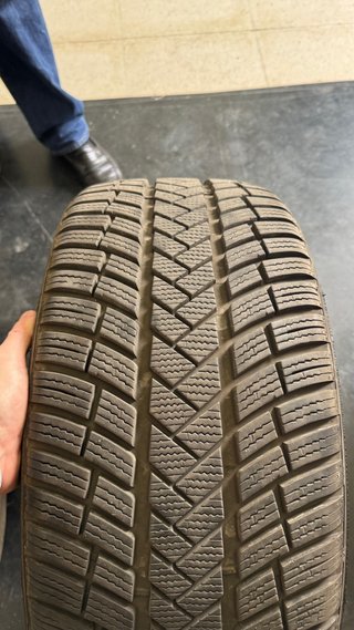 Neumáticos 235/40 R19 96W