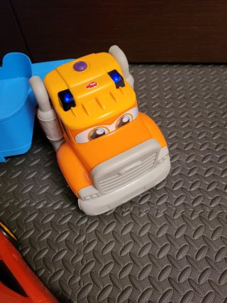 Set camion grande con auto sportiva