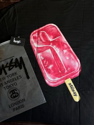 Camiseta Negra con Estampado Rojo Polo