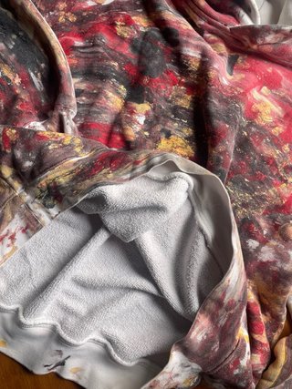Sudadera con diseño único abstracto multicolor.