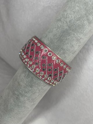 Pulsera rosa con brillantes perfecta para verano