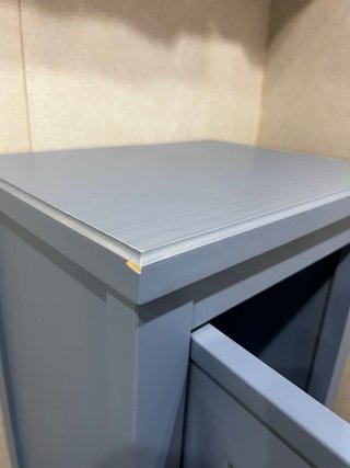 Mueble de baño azul con puerta de cristal