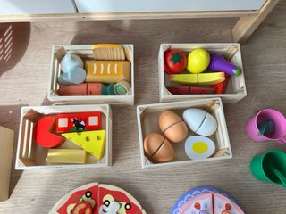 Accesorios y comida de madera para cocina infantil