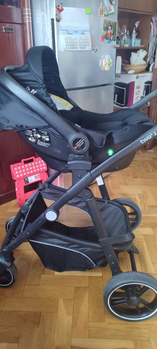 Carrito de bebé Asalvo rosa y negro en buen estado