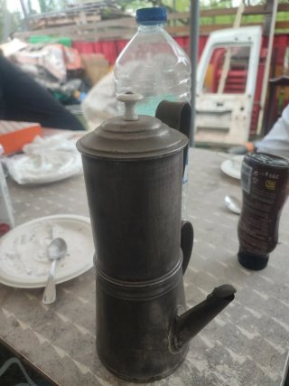 Cafetera antigua de hojalata