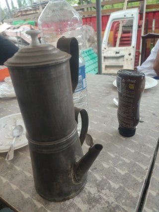 Cafetera antigua de hojalata