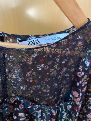 Blusa floral con encaje