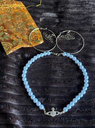 Collar de perlas con colgante de planeta saturno