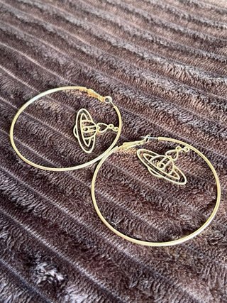 Collar de perlas con colgante de planeta saturno