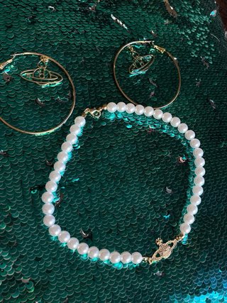 Collar de perlas con colgante de planeta saturno