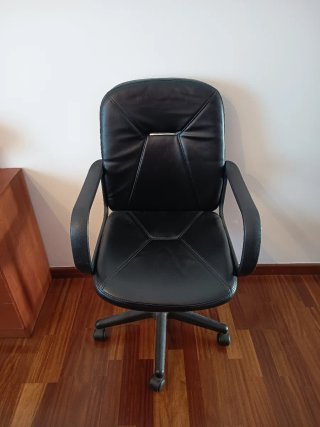Mesa de oficina y silla