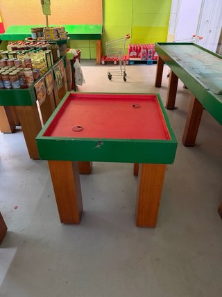 Mesas expositoras verdes y rojas