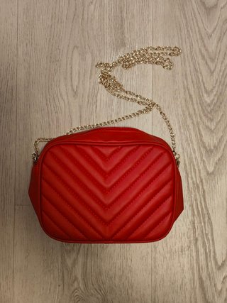 Bolso rojo acolchado con cadena dorada