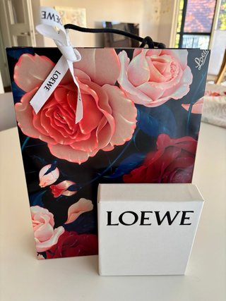 Tarjetero Loewe Piel Rosa, a estrenar