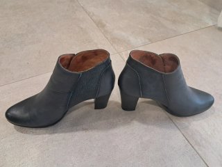 Botines de piel azul con tacón