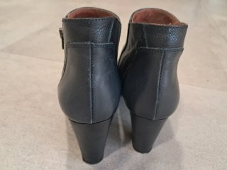 Botines de piel azul con tacón