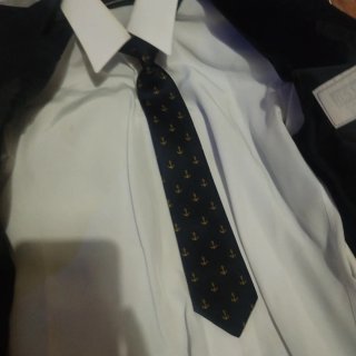 Traje de comunión azul con detalles dorados