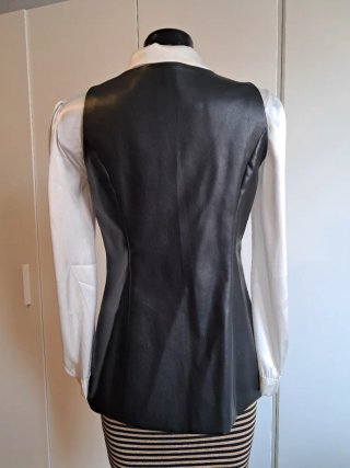Chaleco negro con camisa blanca
