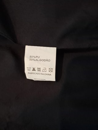 Chaleco negro con camisa blanca