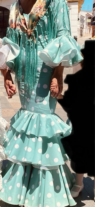 Traje de flamenca verde con lunares blancos