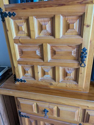 Mueble de salón de madera.