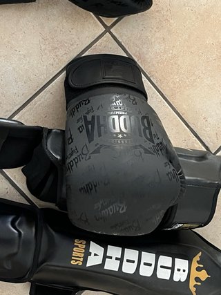 Guantes de boxeo y espinilleras Buddha