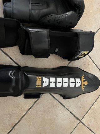 Guantes de boxeo y espinilleras Buddha