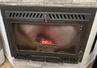 Chimenea de leña con puerta de cristal
