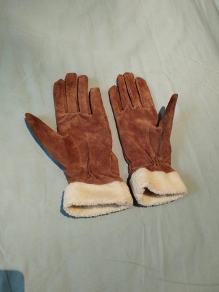 Guantes de cuero marrón con forro beige. Forrados