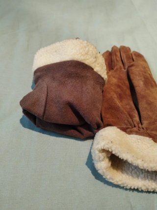 Guantes de cuero marrón con forro beige. Forrados