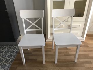 2 Sillas de Madera Blancas .Solo presencial.