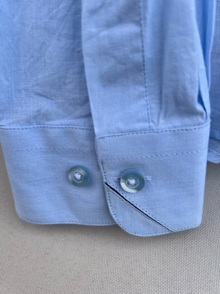 Traje azul marino con camisa