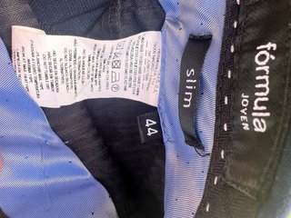 Traje azul marino con camisa