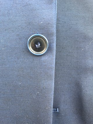 Traje azul marino con camisa