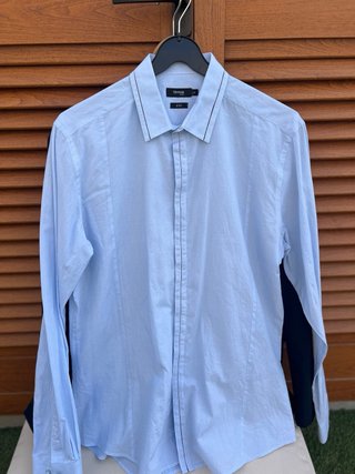 Traje azul marino con camisa