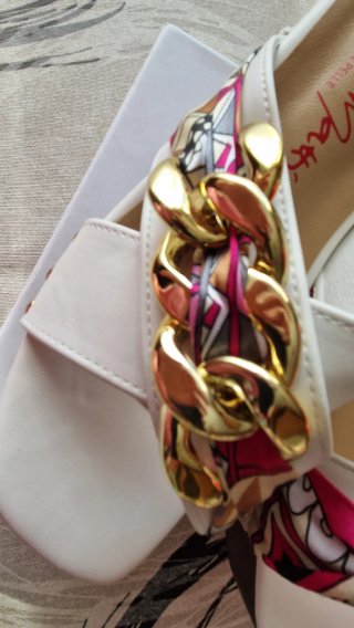 Sandali Gai Mattiolo bianchi con catena oro