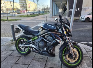 Moto Naked Negra kawasaki Er6n