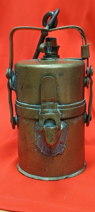 Antigua lámpara de minero de latón