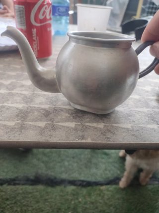 Tetera de metal plateada