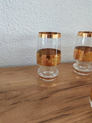 Juego de 8 vasos dorados y cristal