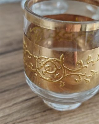 Juego de 8 vasos dorados y cristal