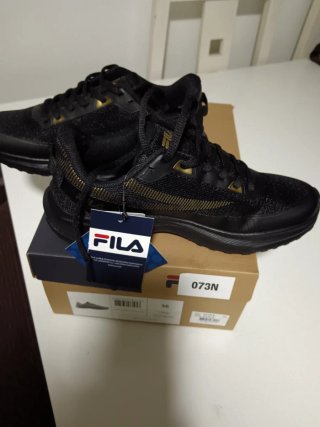 Zapatillas Fila Negras y Doradas Talla 36