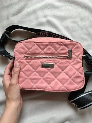 Bolso bandolera acolchado rosa Stradivarius