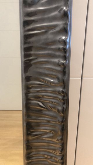 Espejo de diseño negro y dorado