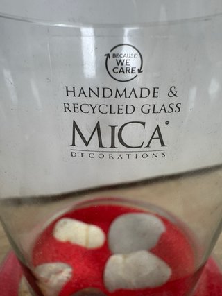 Jarrón de cristal Mica con arena roja y piedras.