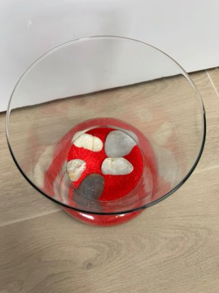Jarrón de cristal Mica con arena roja y piedras.