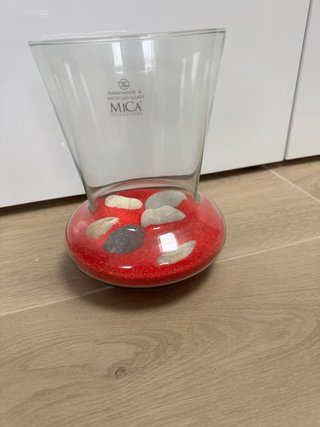 Jarrón de cristal Mica con arena roja y piedras.